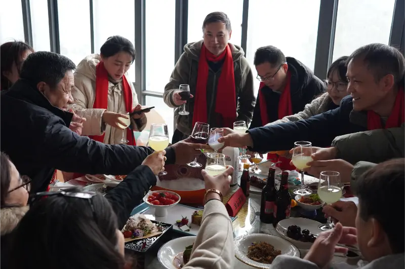 中国宏龙二手客车公司召开年度行业交流会，国内外行业人士齐聚一堂，共同探讨、规划未来发展。